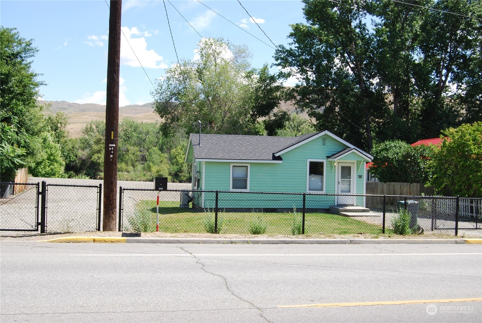 Property Photo: 664 2nd Ave N WA 98840