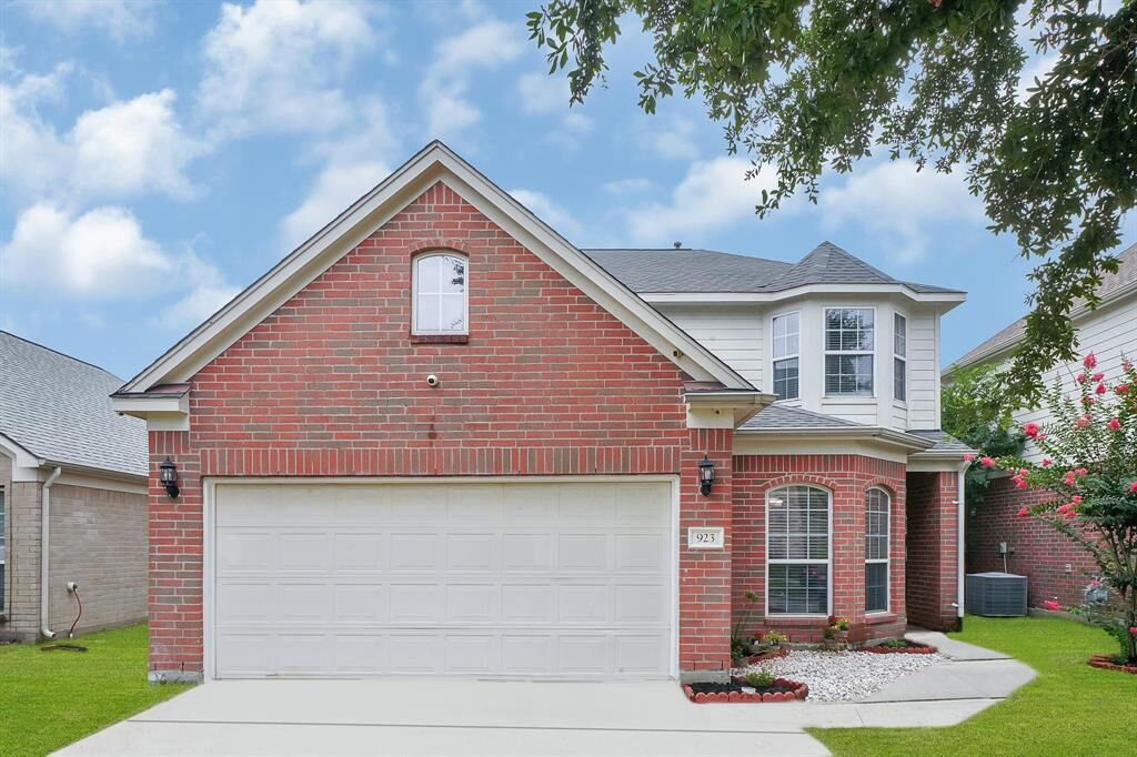 Property Photo:  923 Northgate Springs Drive  TX 77373 