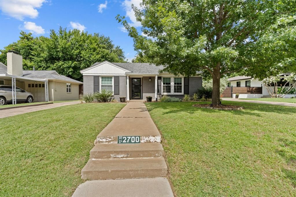 Property Photo:  2700 Ryan Place Drive  TX 76110 