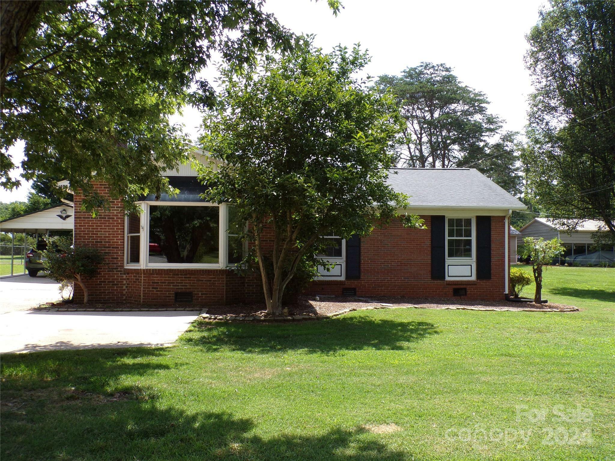 Property Photo:  1404 County Home Road 58  NC 28613 