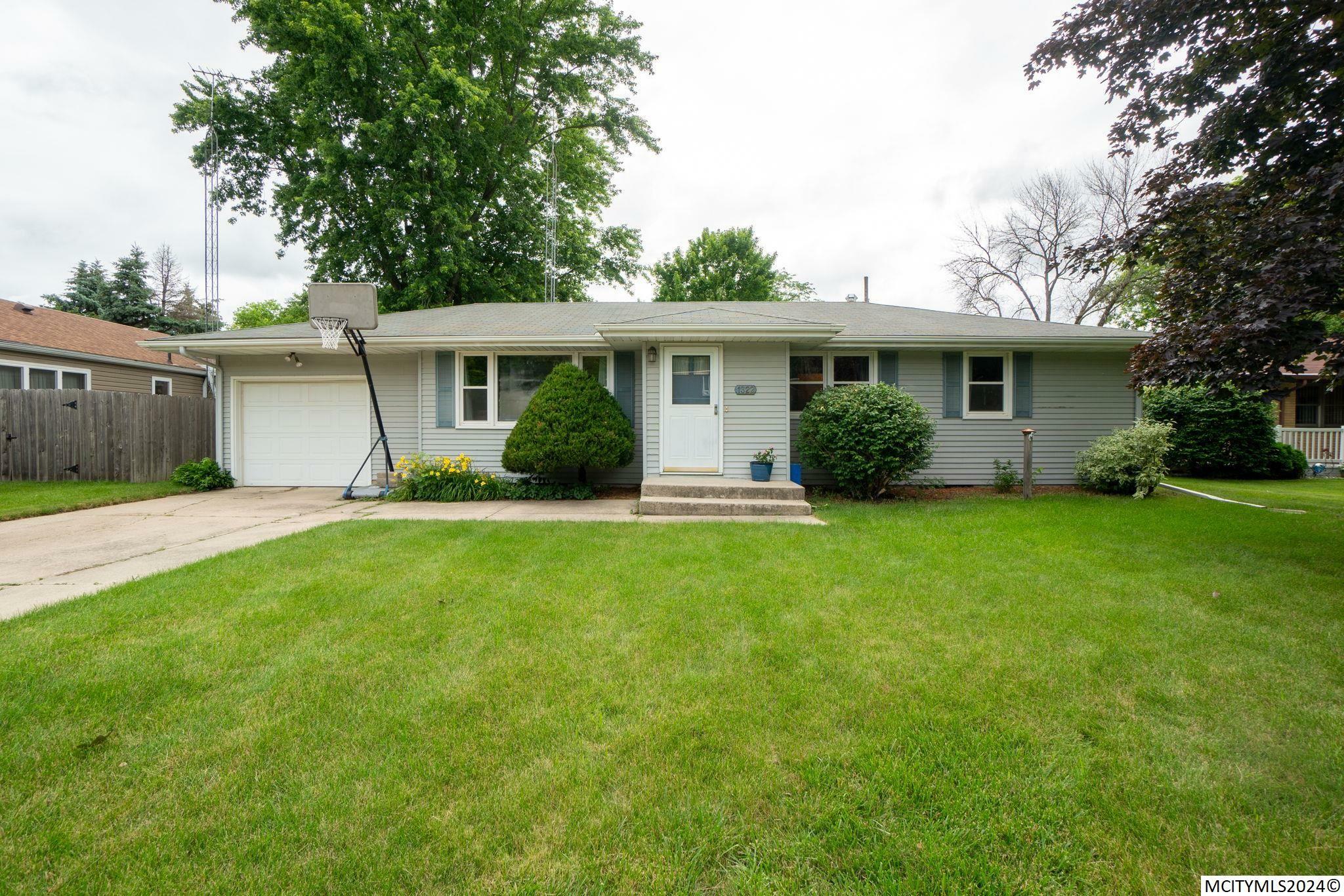 Property Photo:  1322 2nd NW  IA 50401 