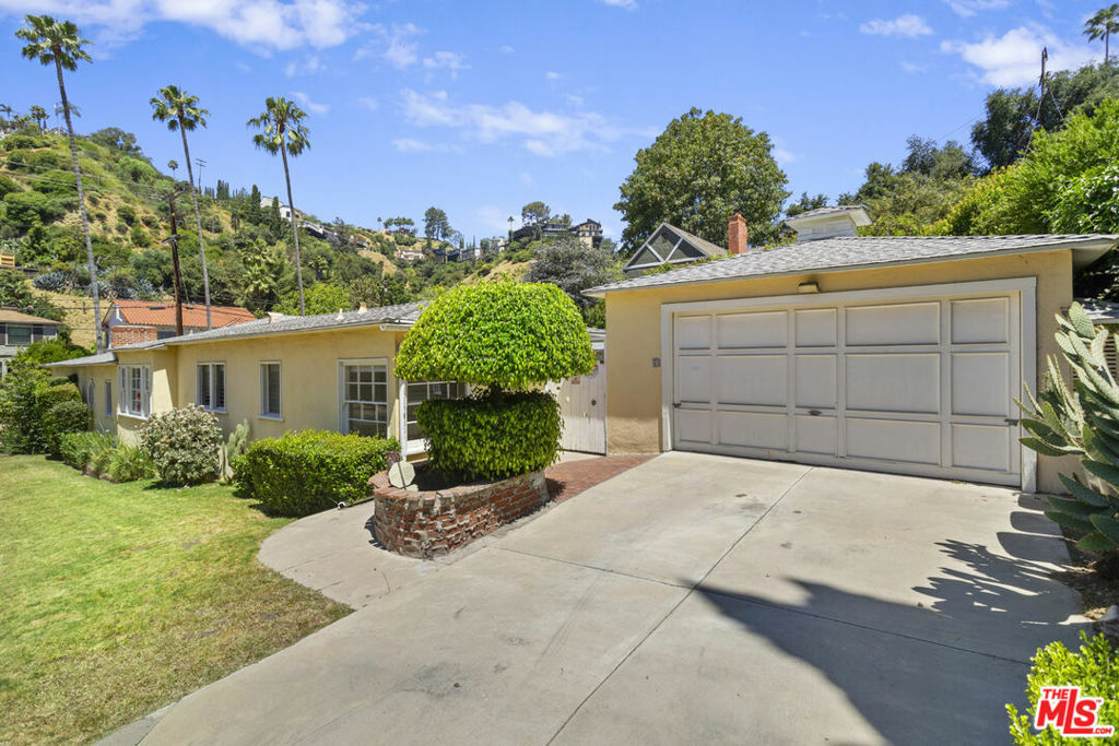 Property Photo:  2550 Canyon Drive  CA 90068 