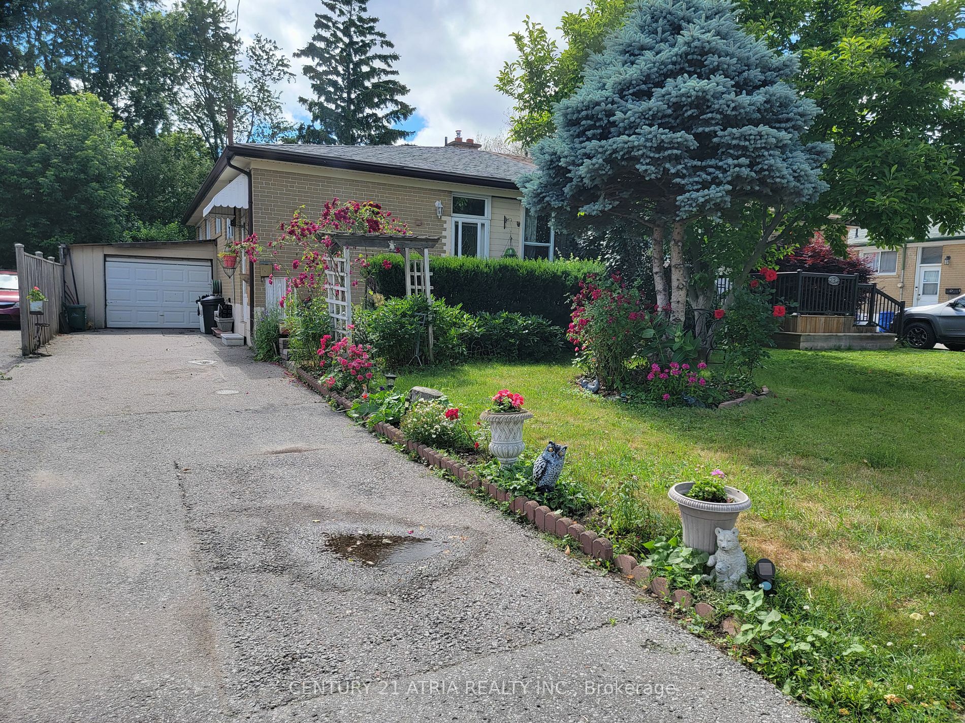 Photo de la propriété:  230 Axminster Dr  ON L4C 2W1 