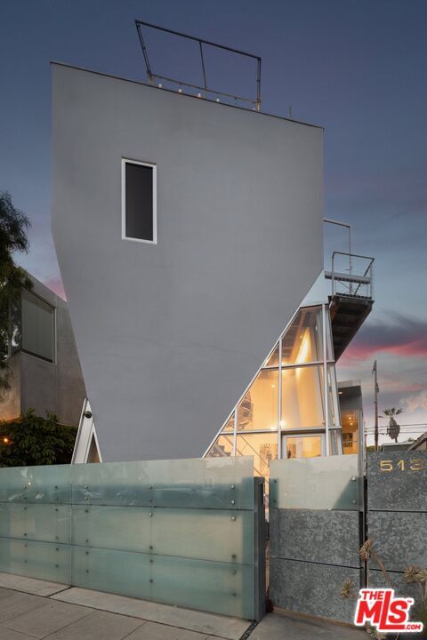 Property Photo: 513 Grand Blvd CA 90291