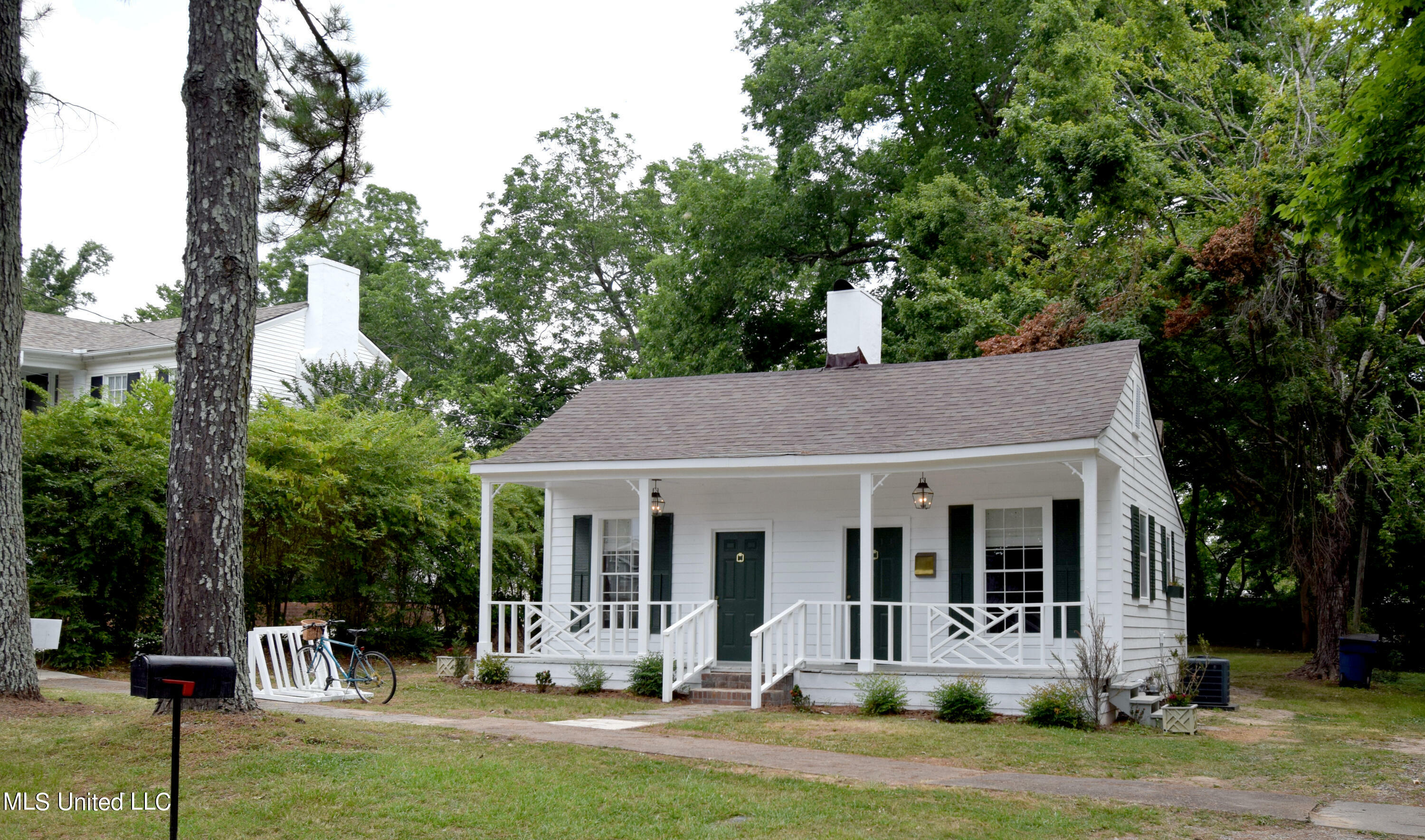 Property Photo:  360 E College Avenue  MS 38635 