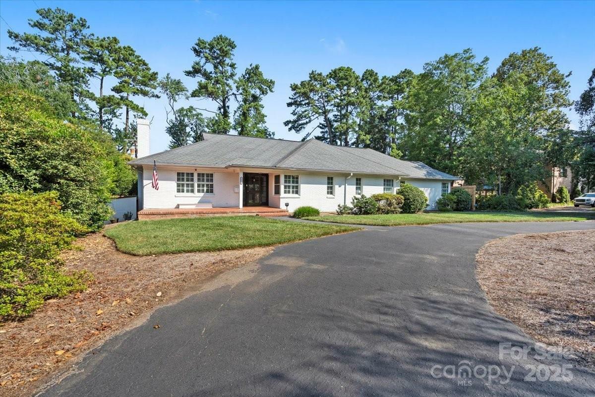 Property Photo:  1626 S Wendover Road  NC 28211 