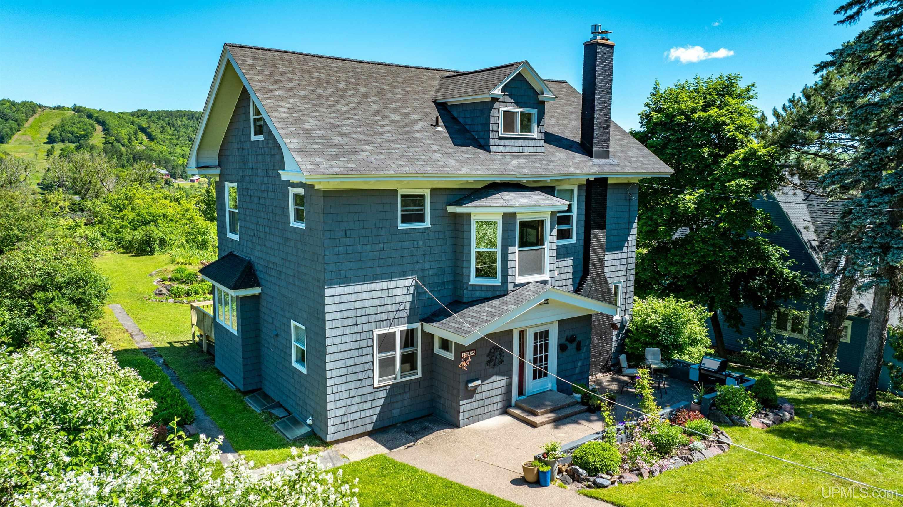 Property Photo:  1008 E Houghton Avenue  MI 49931 