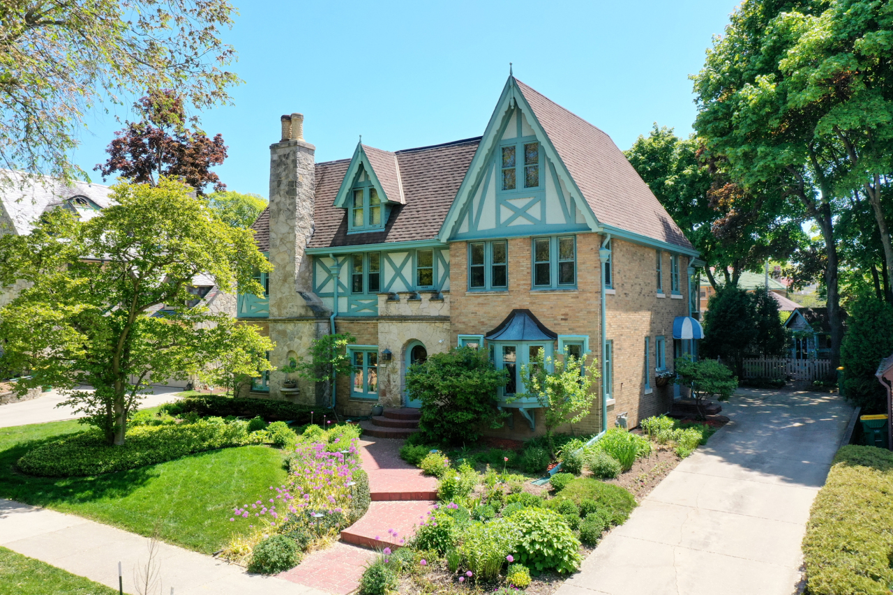 Property Photo: 2709 E Menlo Blvd WI 53211