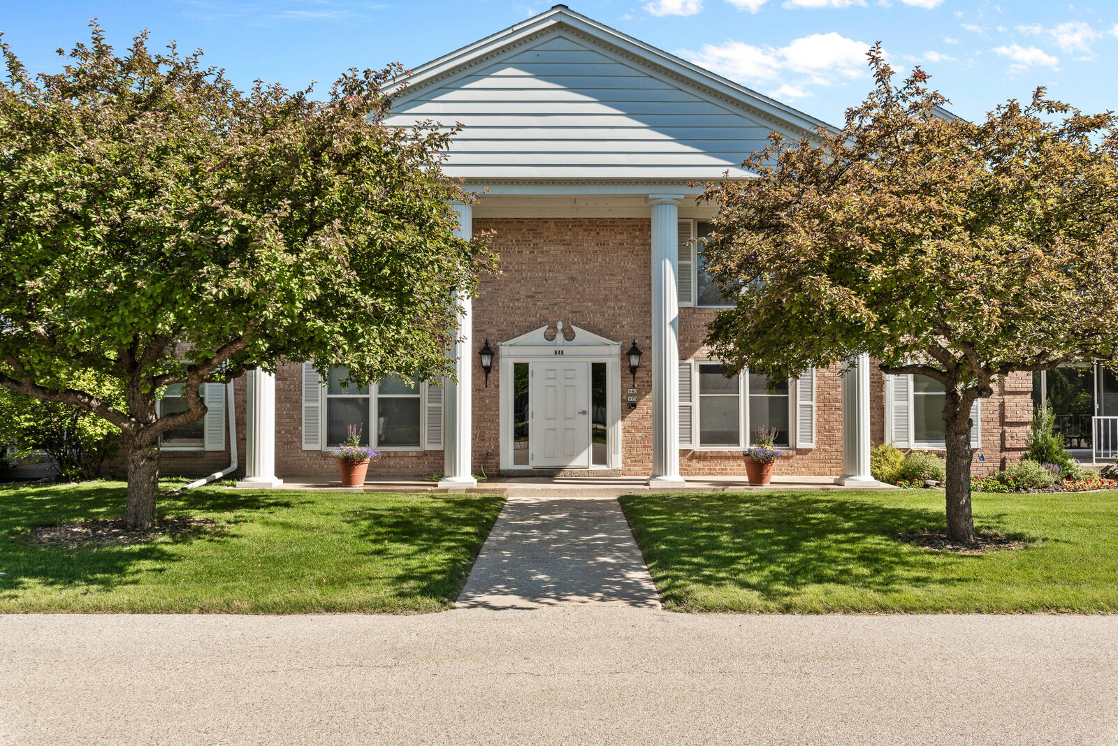 Property Photo: 940 W Heritage Ct WI 53092