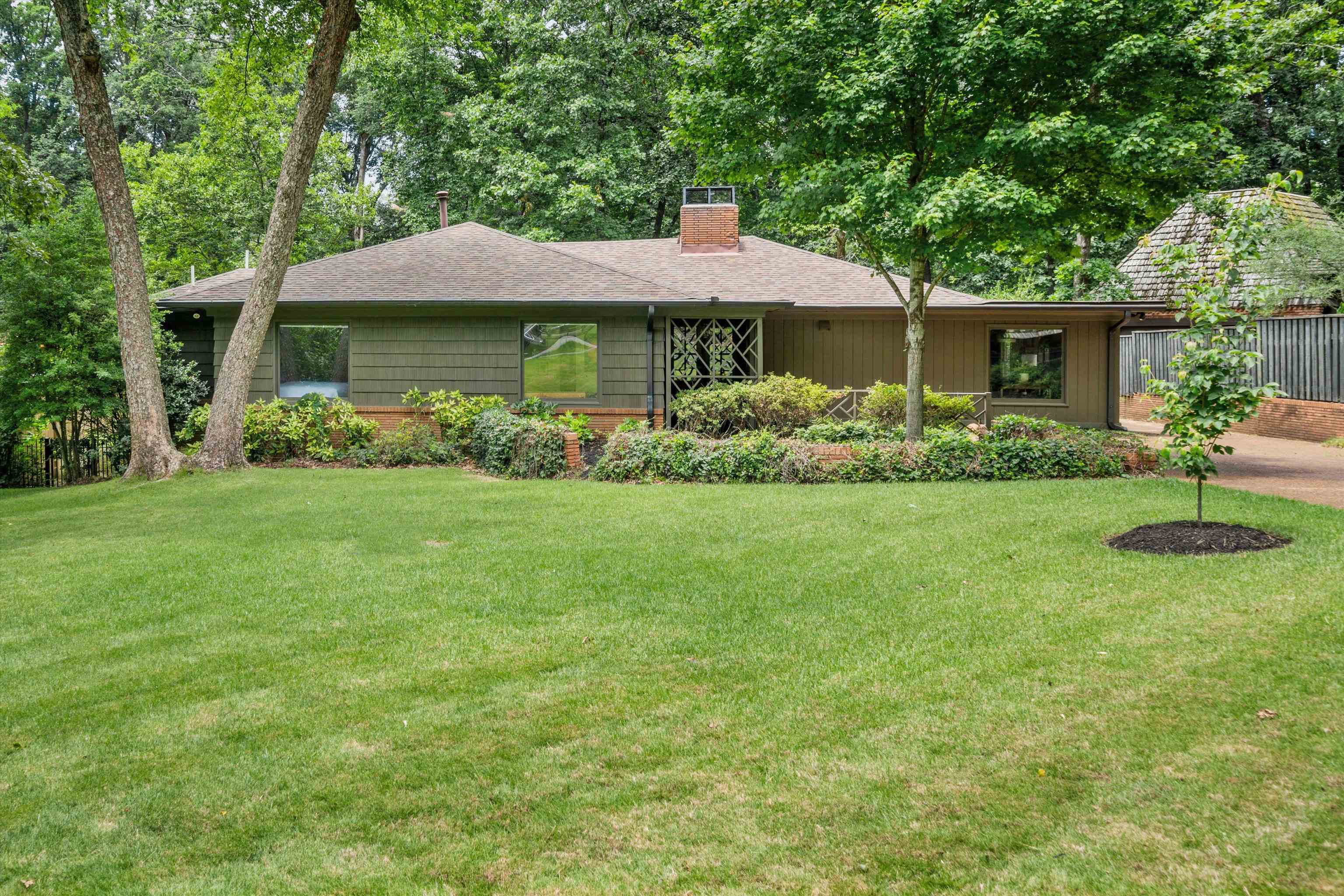 Property Photo:  1417 E Crestwood Dr  TN 38119 