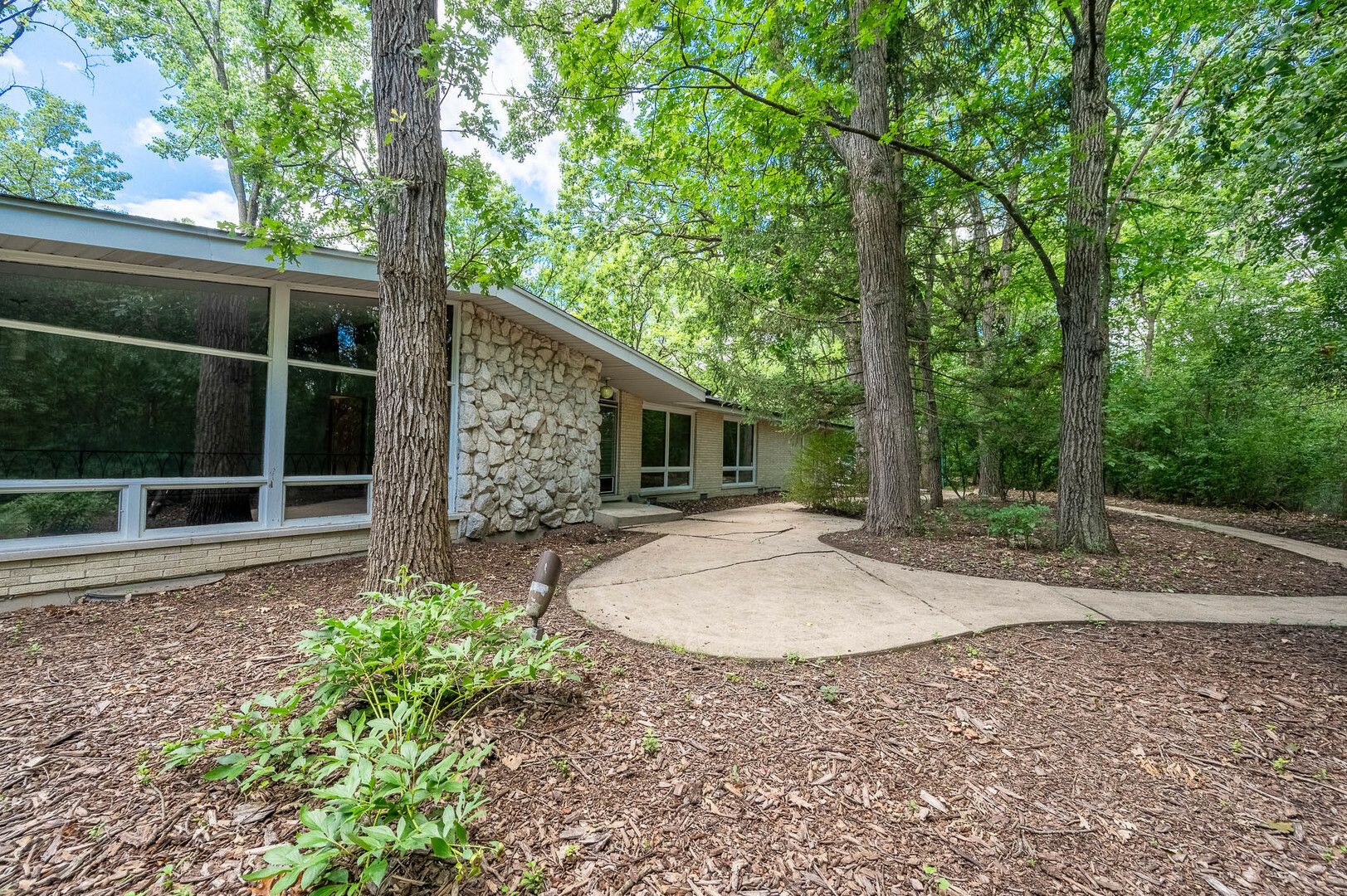 Property Photo: 1347 1/2 Woodland Court IL 60015