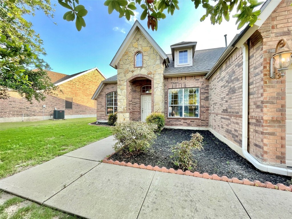 Property Photo: 110 Nick Price Loop TX 78664