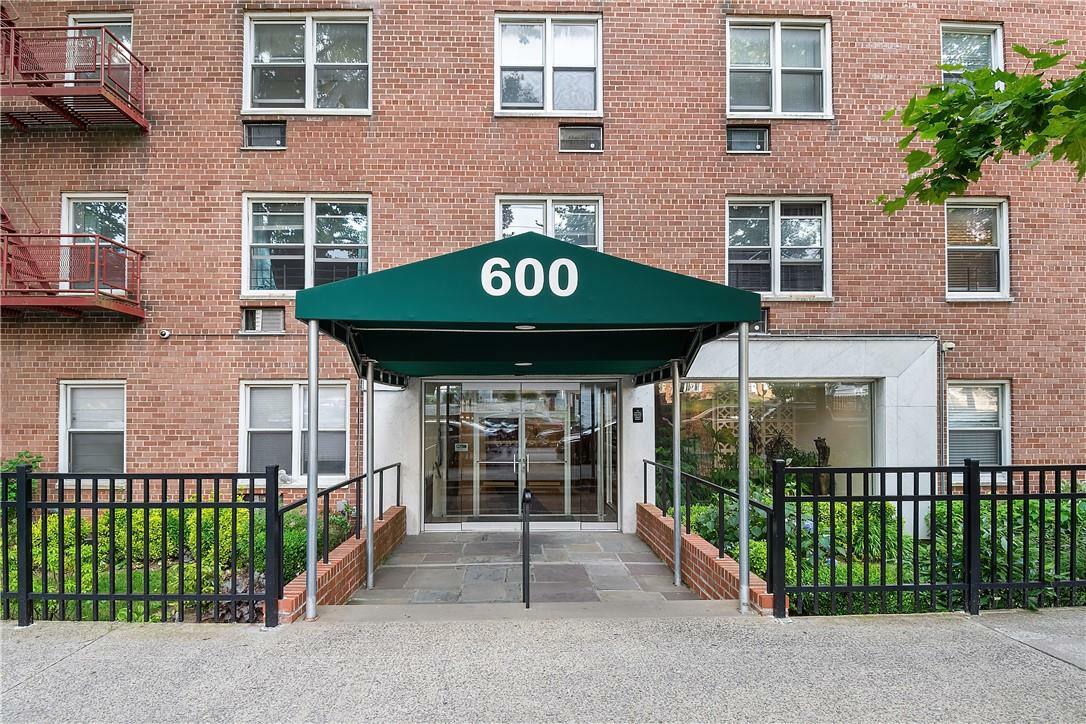 Property Photo:  600 Locust Street 3H  NY 10552 