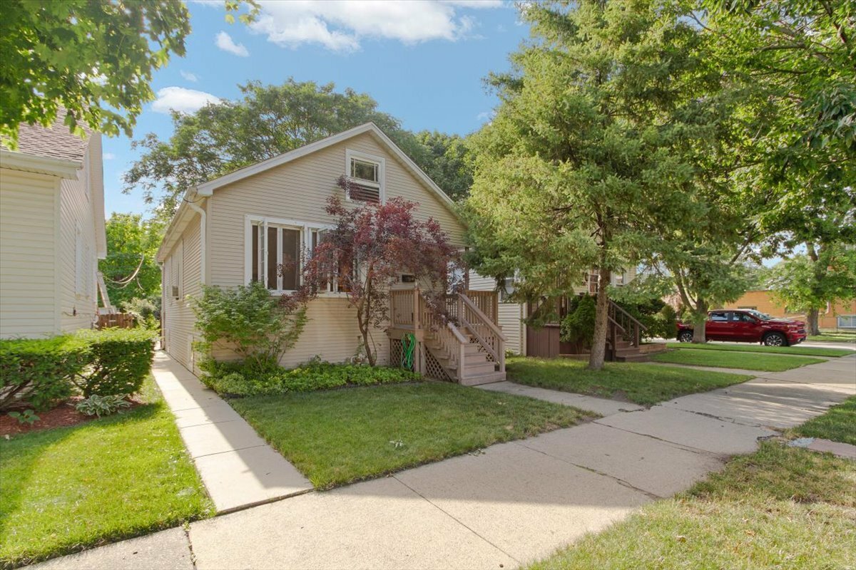 5754 N Moody Avenue  Chicago IL 60646 photo