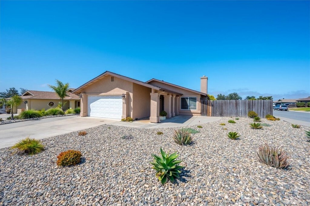 Property Photo:  899 Chata Street  CA 93444 