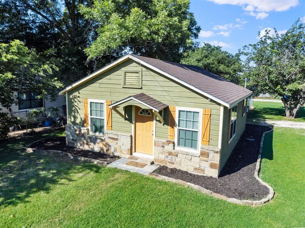 Property Photo: 1490 N Estes Street TX 76401