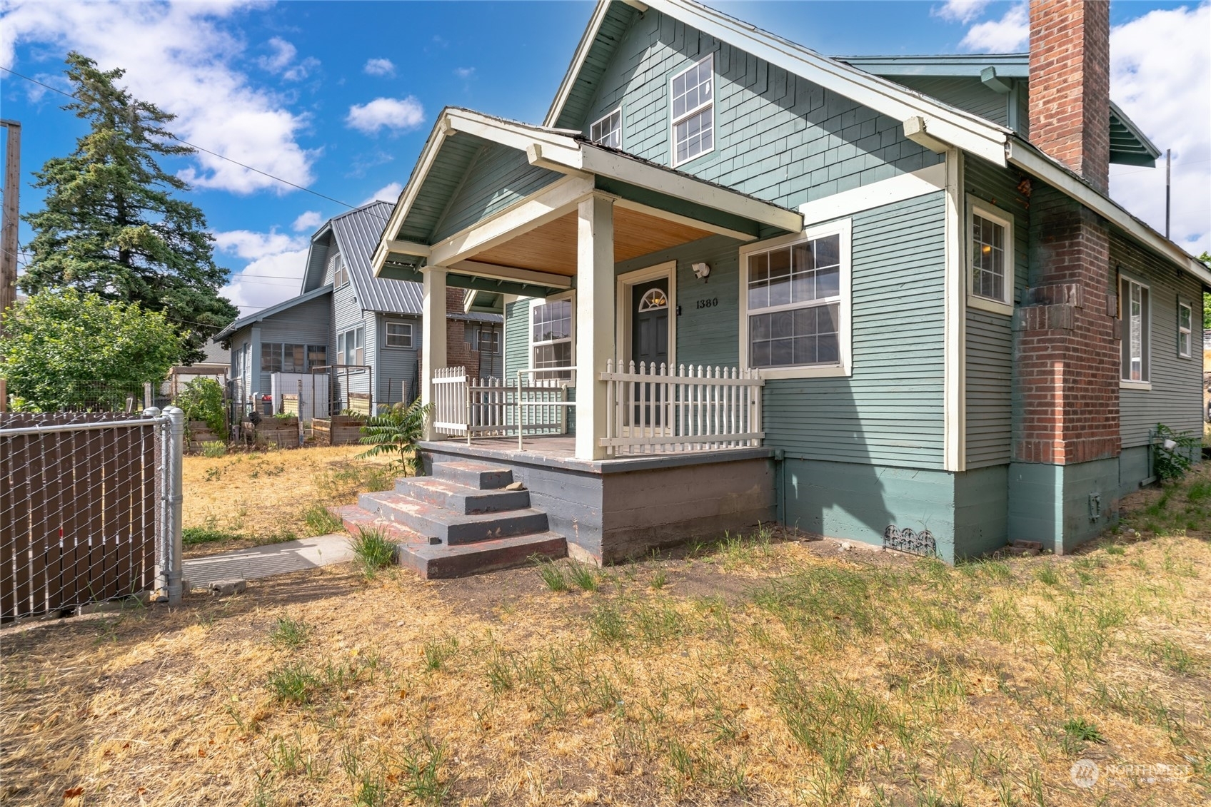 Property Photo:  1380 S Wenatchee Avenue  WA 98801 