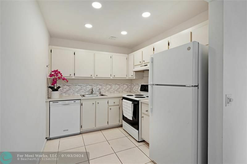 Property Photo:  400 SW 134th Way 405F  FL 33027 