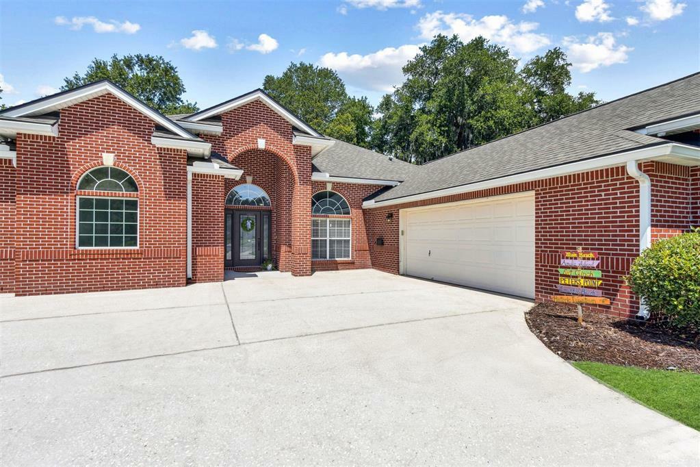 Property Photo:  86132 Creekwood Drive  FL 32097 