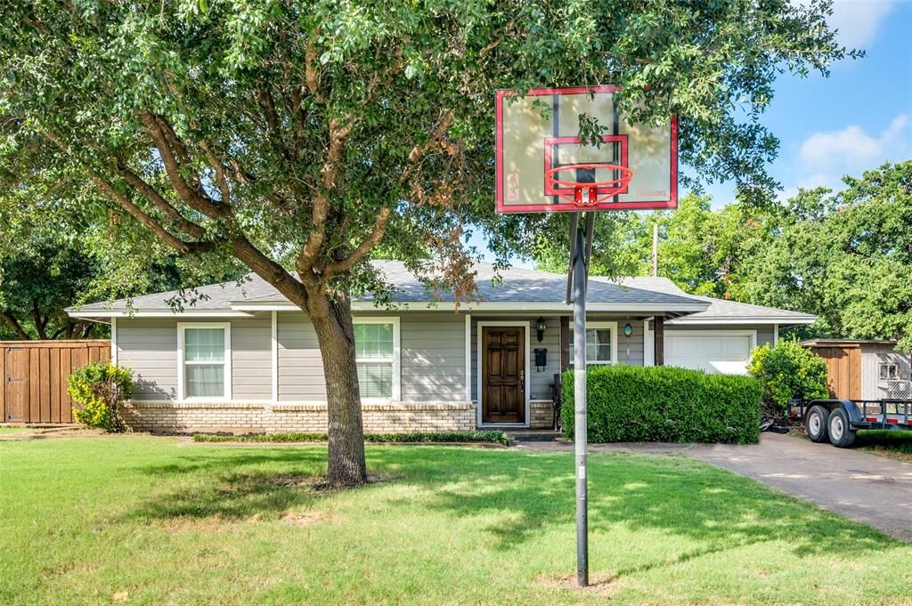 Property Photo: 5308 Santa Rosa Drive TX 76117