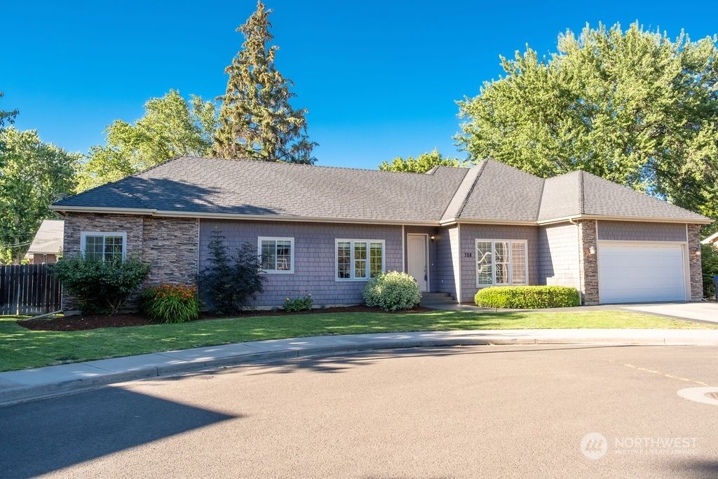 Property Photo:  728 Woodbury Lane  WA 99362 
