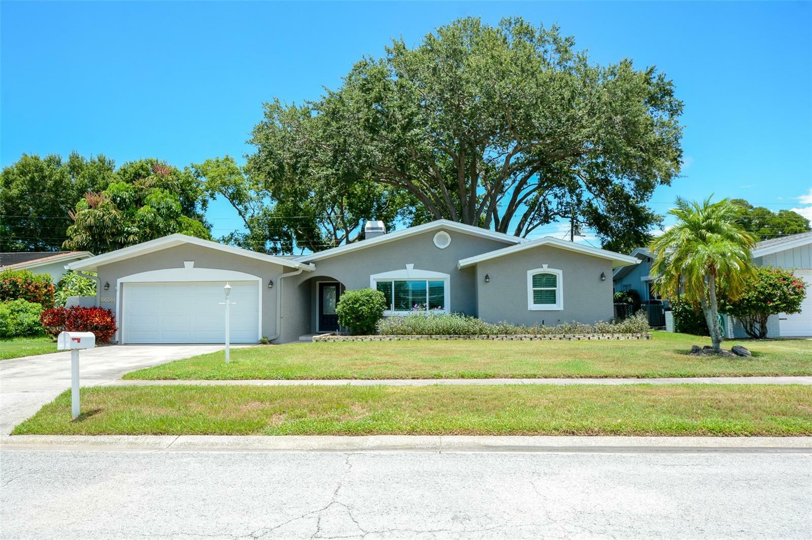 Property Photo:  13923 Wildwood Drive  FL 33774 