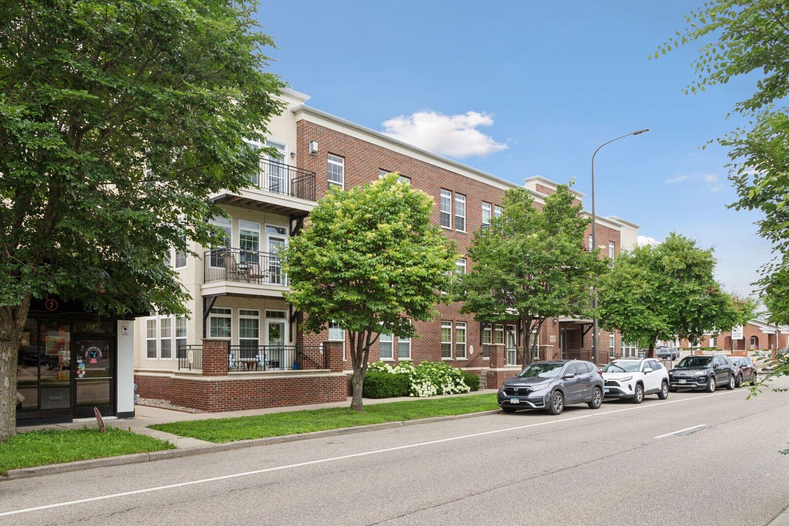 Property Photo:  605 Snelling Avenue S 106  MN 55116 