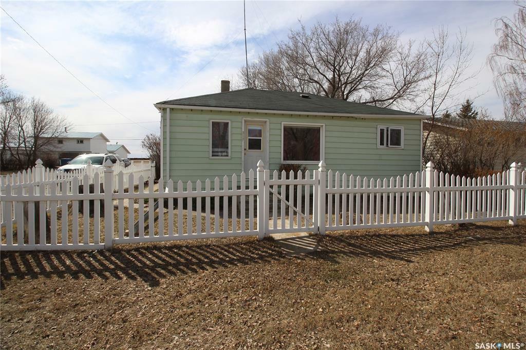 Property Photo:  317 2nd Avenue E  SK S0K 4T0 