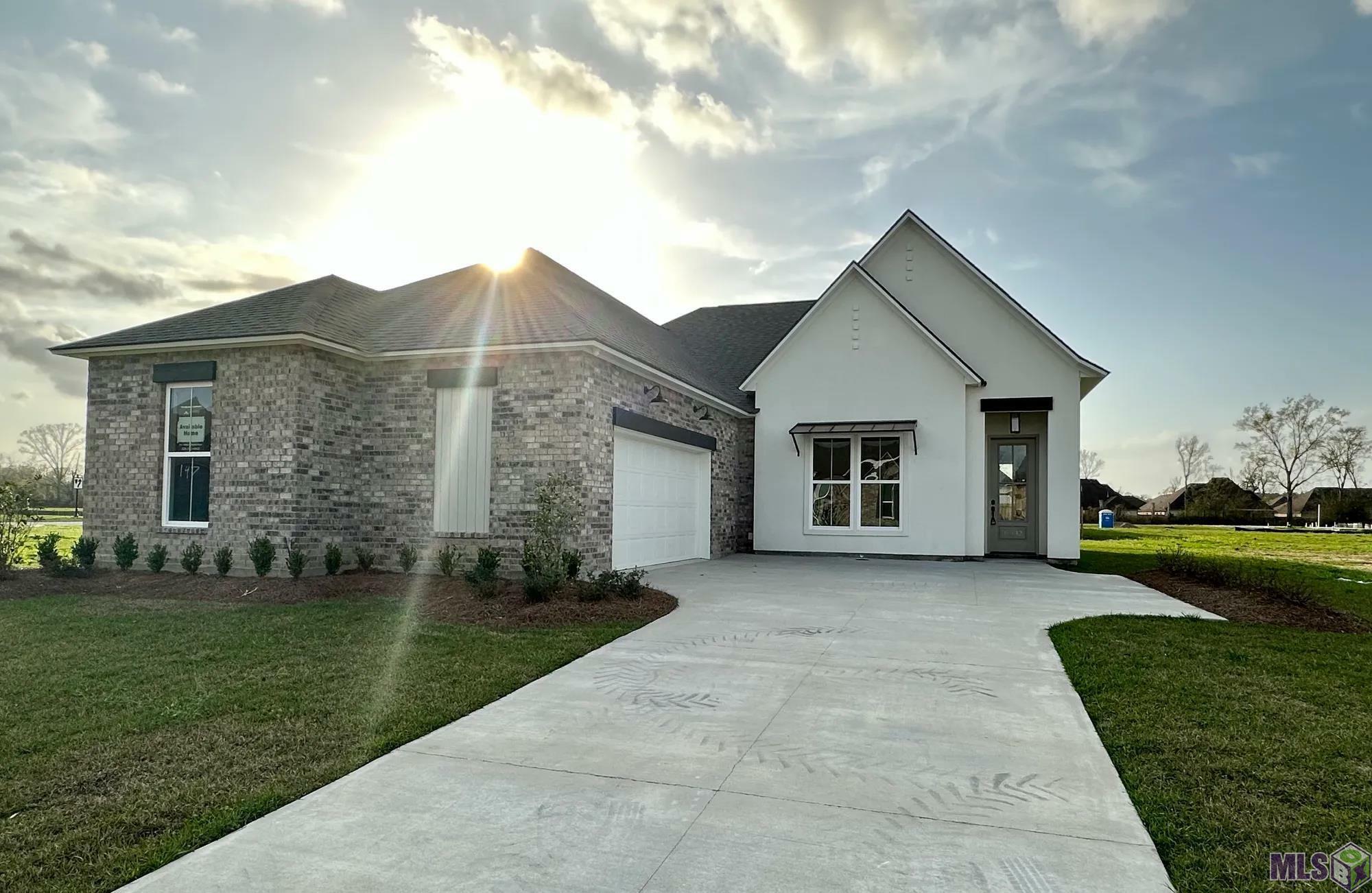 Property Photo: 10142 Oak Colony Dr LA 70817