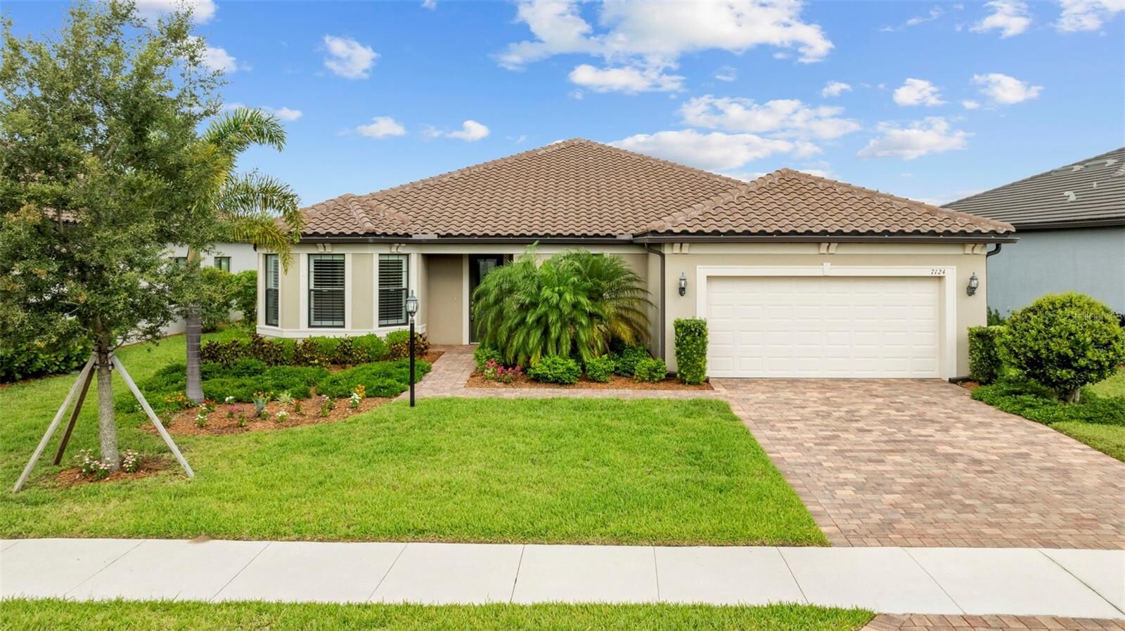 Property Photo:  7124 Summerland Cove  FL 34202 
