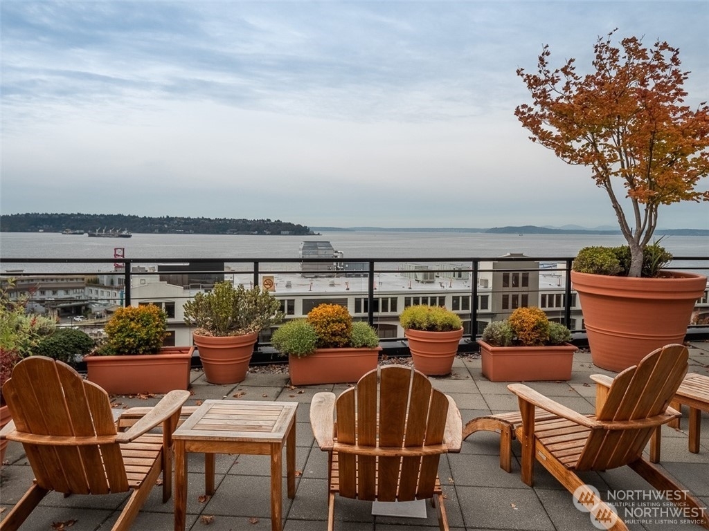 Property Photo:  2607 Western Avenue 403  WA 98121 