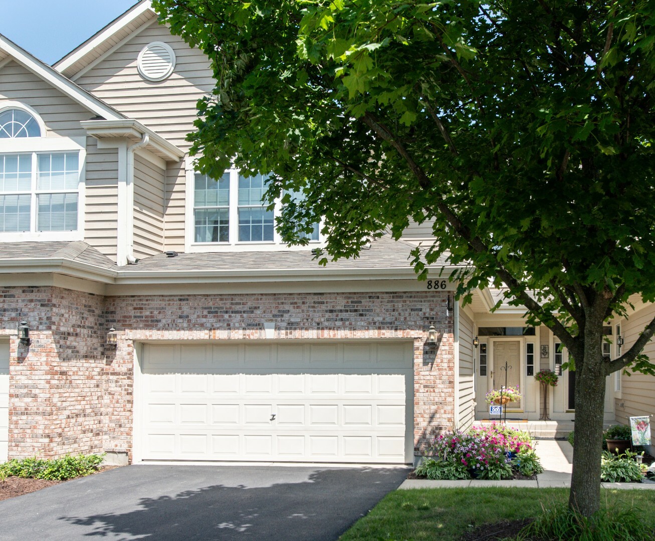 Property Photo: 886 Havenshire Road IL 60565