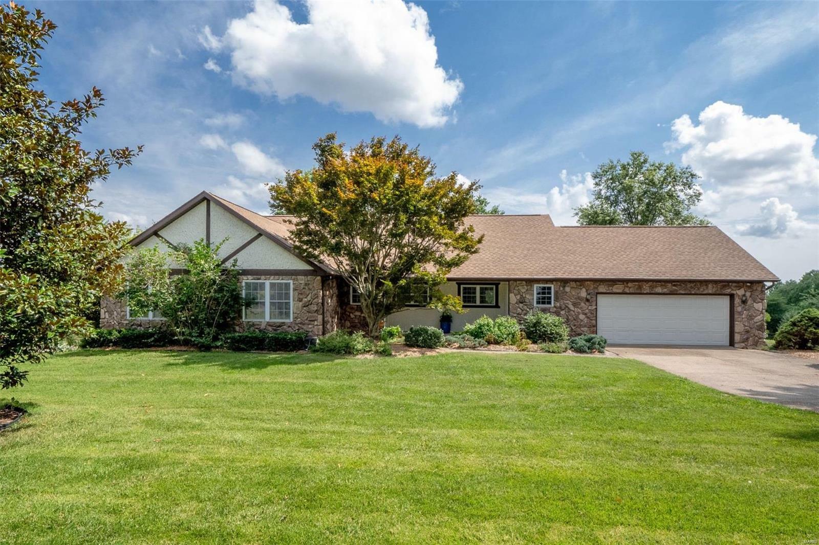 Property Photo:  18 Phillips Lane  IL 62221 