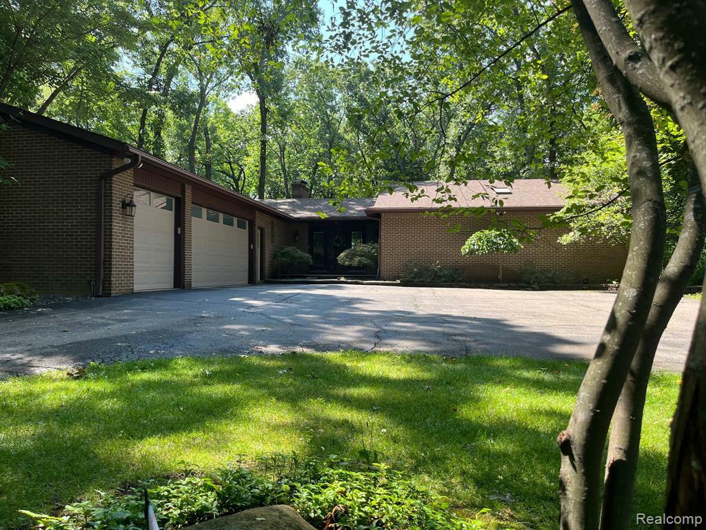 Property Photo: 239 Oaklane Drive MI 48306 3427
