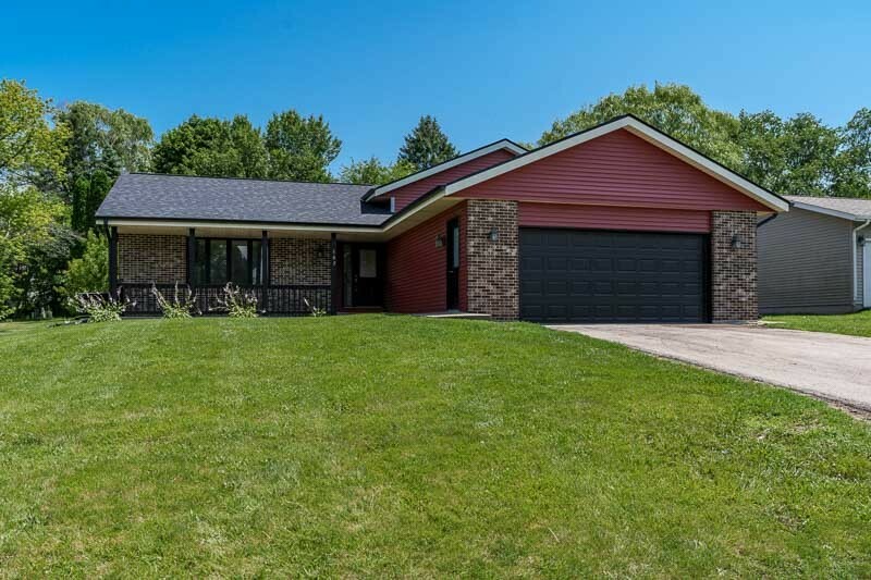 Property Photo:  105 Candlewick Drive  IL 61065 