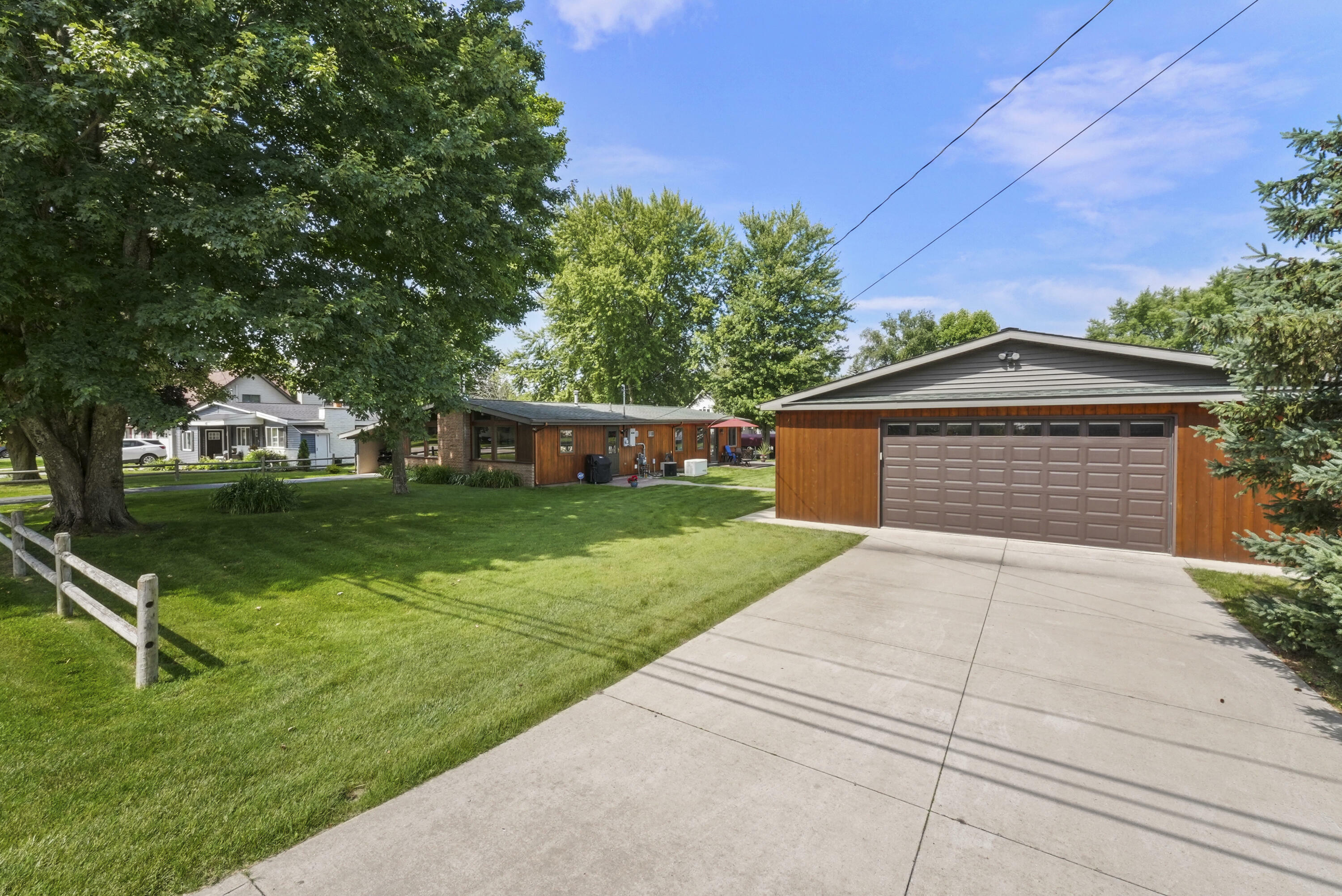 Property Photo:  427 Iroquois Avenue  MI 48651 