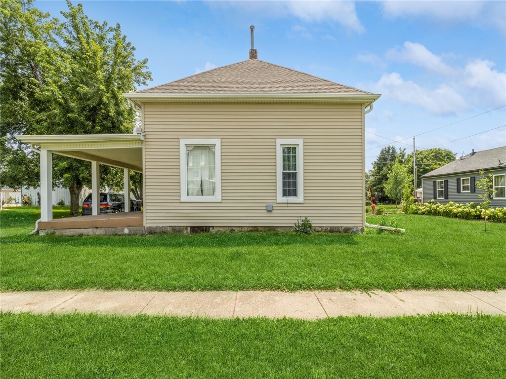 Property Photo:  105 W Station Street  IA 50028 