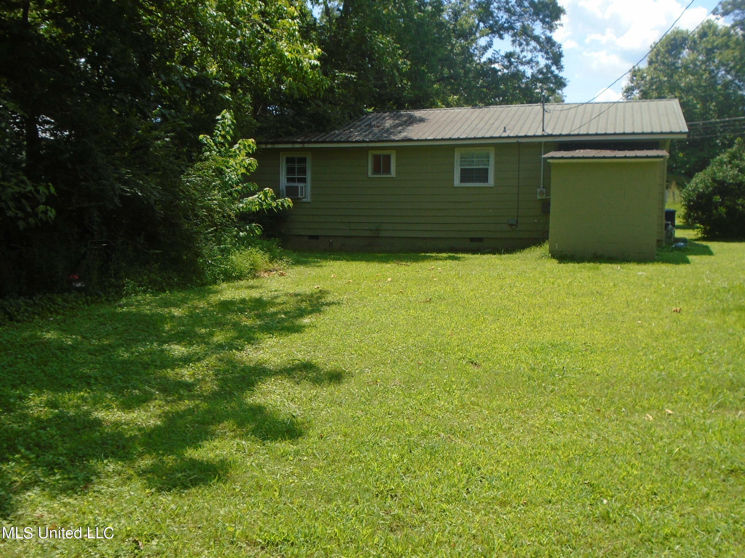 Property Photo:  329 Court Street  MS 38603 