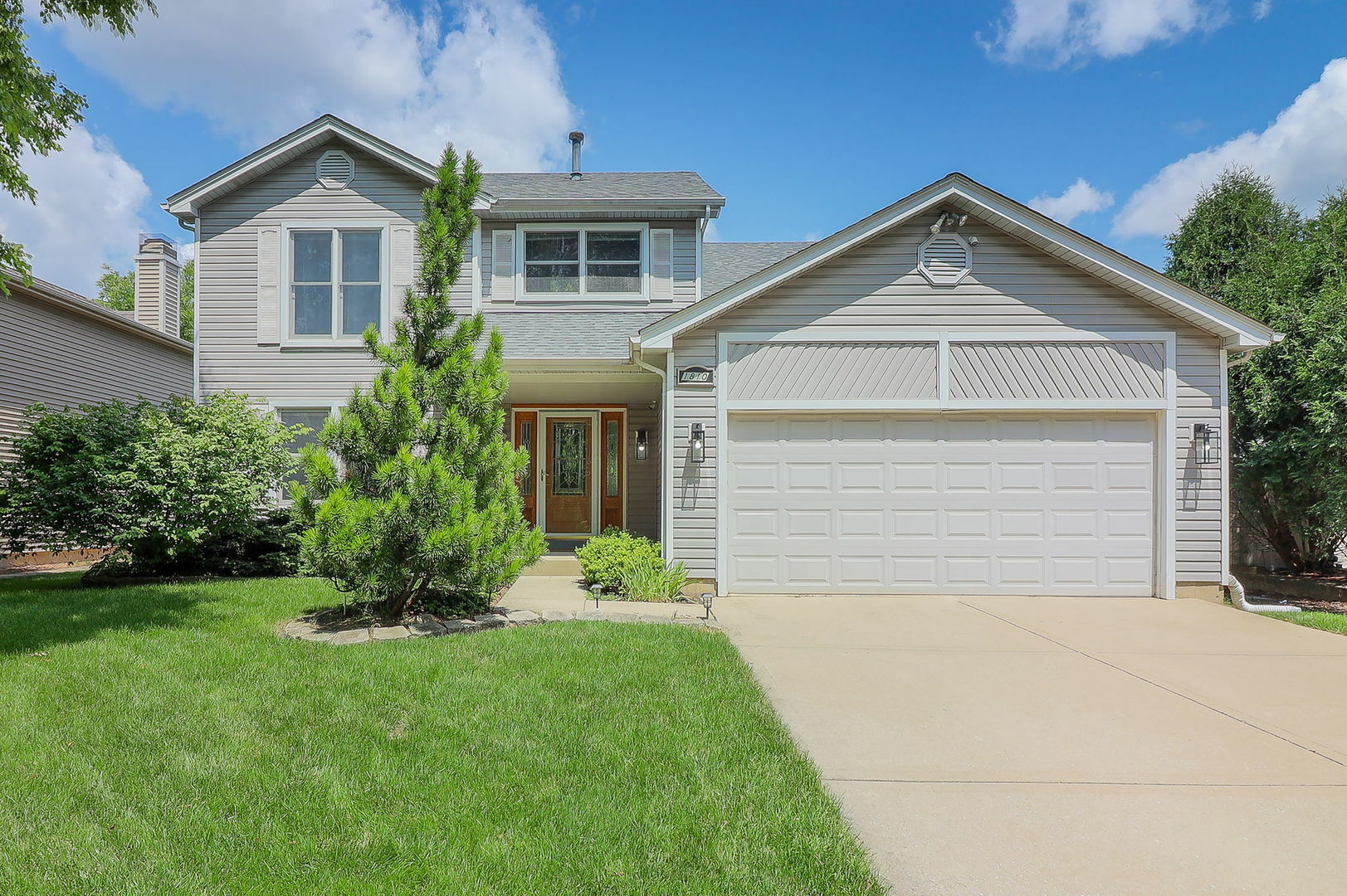 Property Photo:  1810 Hawk Lane  IL 60007 