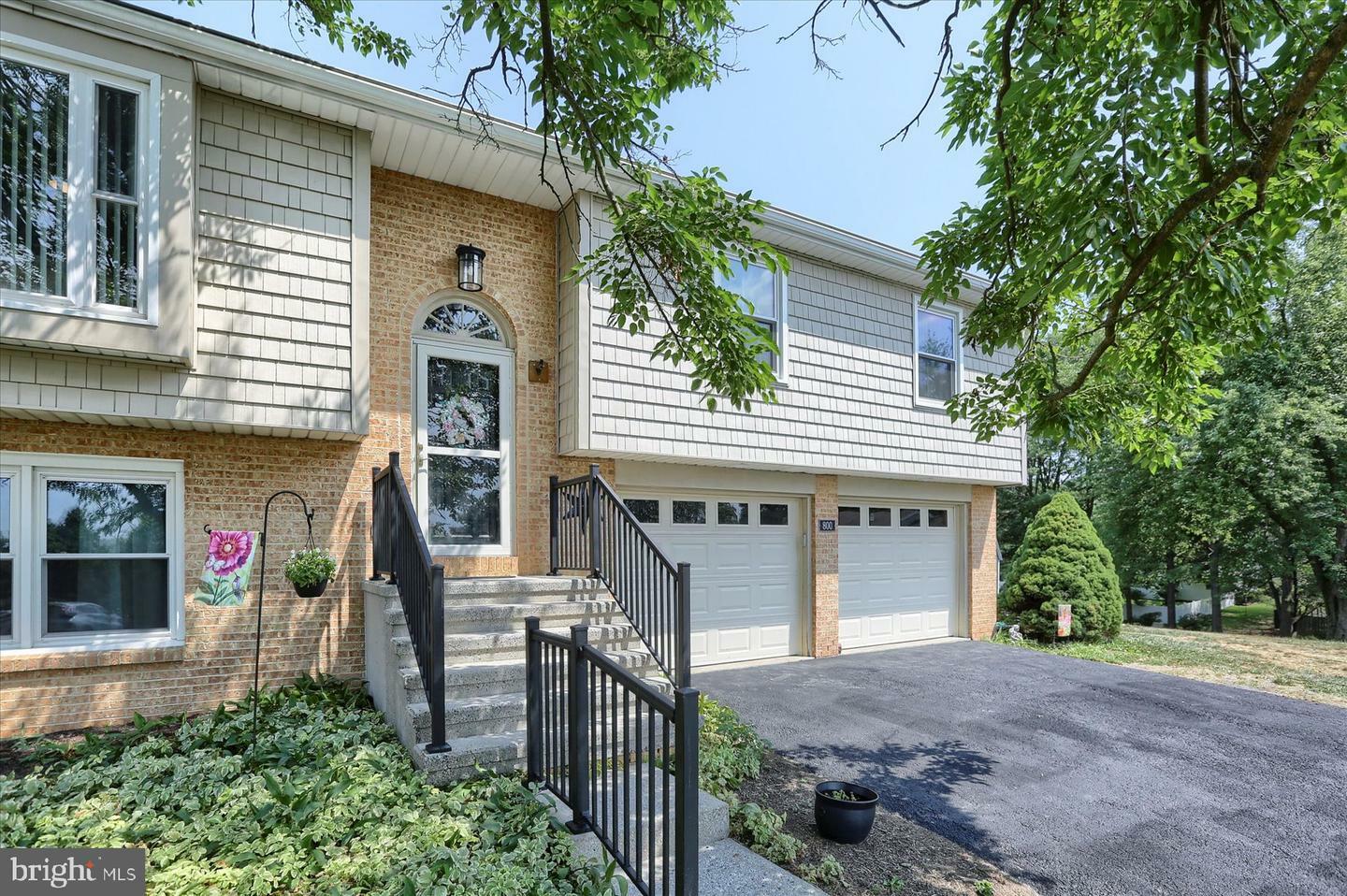 Property Photo:  800 Lancelot Avenue  PA 17055 