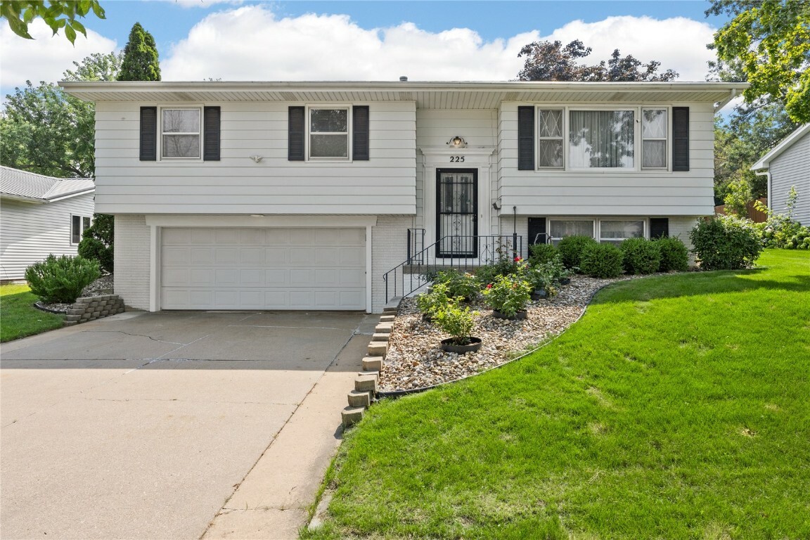 Property Photo:  225 31st Street NW  IA 52405 