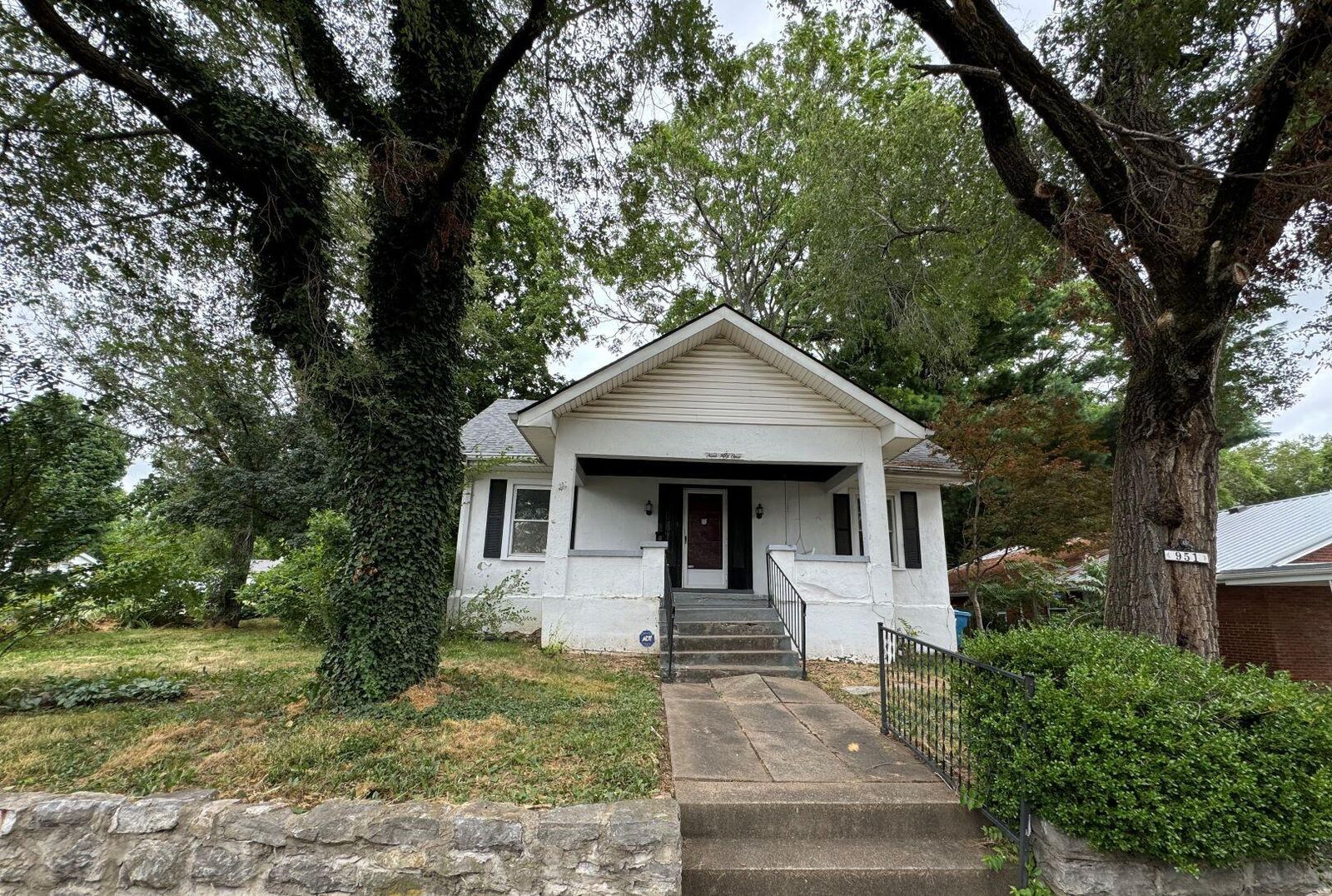 Property Photo: 951 W Lexington Avenue KY 40422