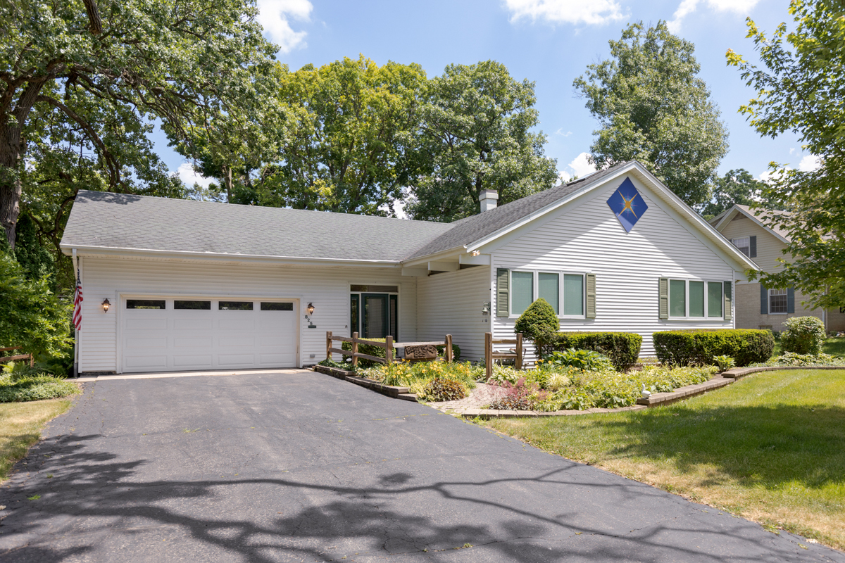 Property Photo:  825 Stanford Drive  IL 60152 