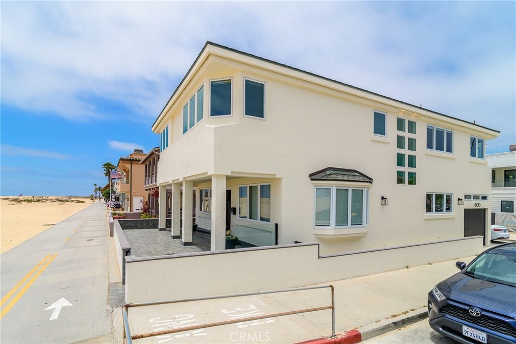 Property Photo:  600 W Oceanfront  CA 92661 