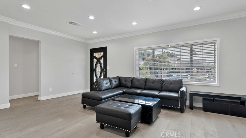 Property Photo:  9261 Lev Avenue  CA 91331 