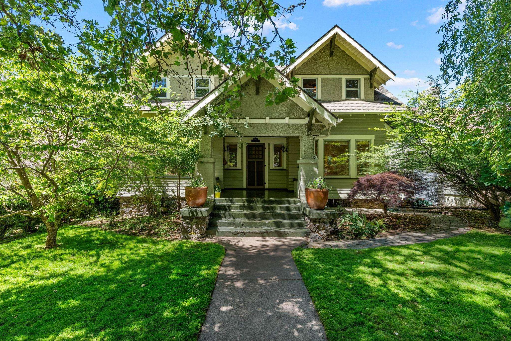 Property Photo: 2004 S Oneida Pl WA 99203
