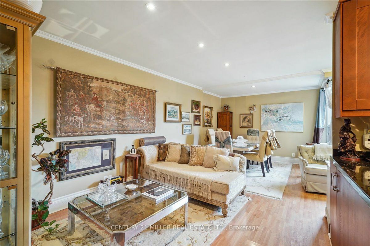 Property Photo:  2550 Bathurst St 103  ON M6B 2Z2 