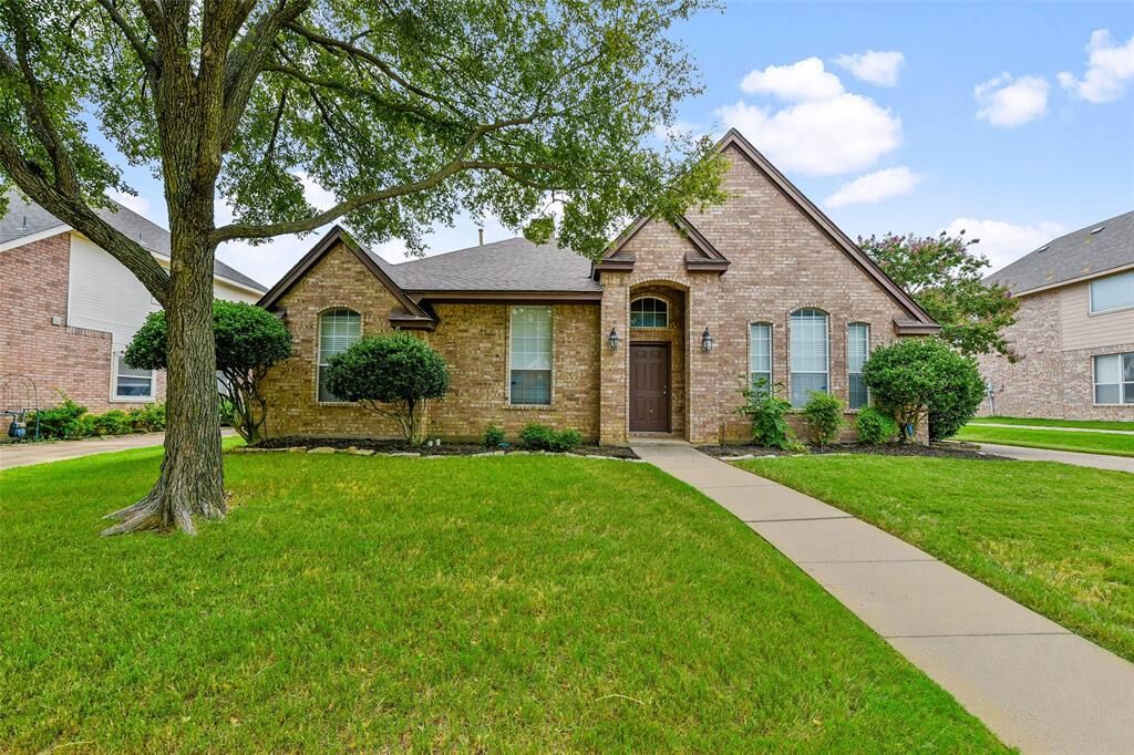 Property Photo:  608 Muirfield Road  TX 76248 