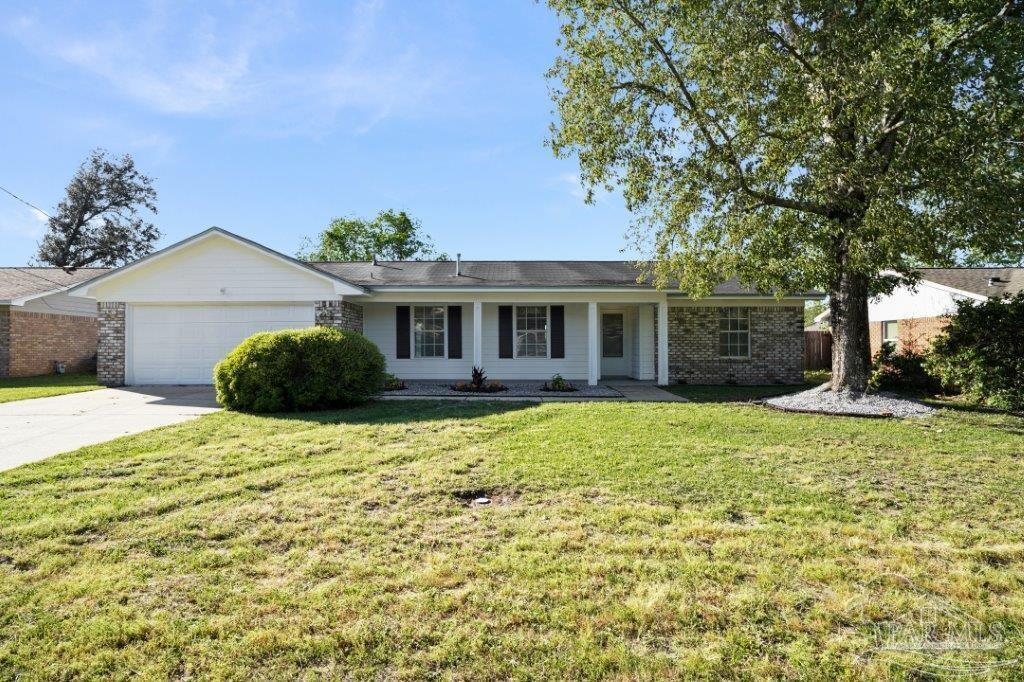 Property Photo: 10932 Oak Valley Dr FL 32506