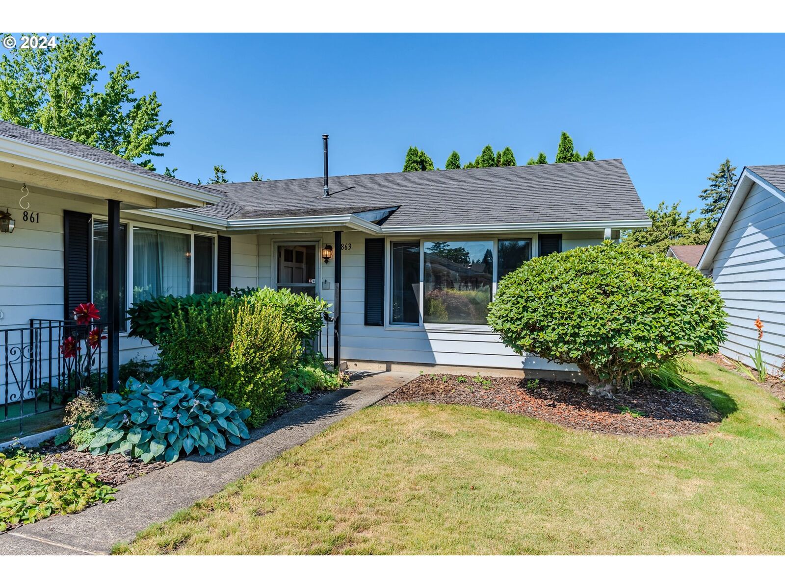 Property Photo:  863 NE Fleming Ave B-10  OR 97030 